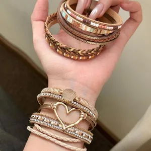 Dettaglio del bracciale in pelle multistrato bohémien con ciondolo a cuore e strass