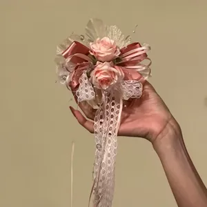 Detailaufnahme einer rosa Rosen-Haarklammer mit eleganten Spitzenbändern und Perlen