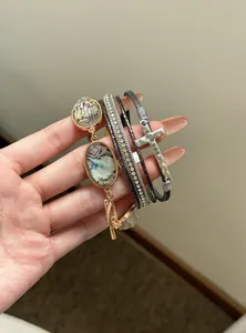 Set di bracciali bohémien multistrato in pelle con croce di strass e pietre in resina