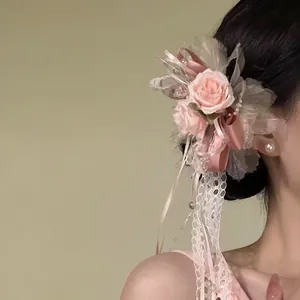 Detailansicht der süßen rosa Rosen-Haarklammer mit Spitzenbändern und eleganten Perlen
