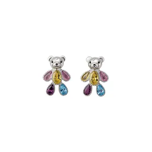 Adorables boucles d'oreilles oursons avec zircons colorés et une finition argentée chic