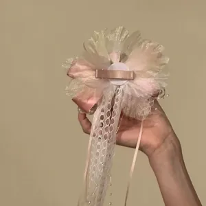 Detaillierte Rückansicht der rosa Blumen-Haarspange mit Spitze und sicherem Clip