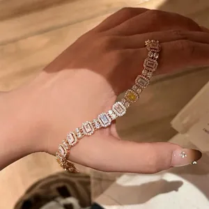 Nahaufnahme eines eleganten Zirkon-Armbands mit quadratischen Steinen und Halo-Schliff