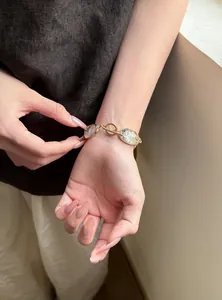 Primo piano dettagliato di un braccialetto in resina vintage sul polso di una donna