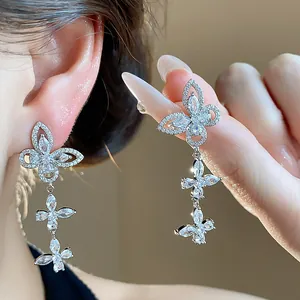 Elegante Ohrringe mit Zirkonia-Schmetterlingen und feinem Glanz in der Detailansicht