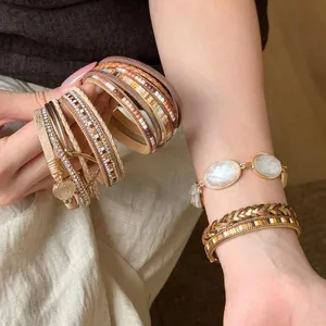 Bracciale bohémien multistrato in pelle con ciondolo a cuore e strass brillanti