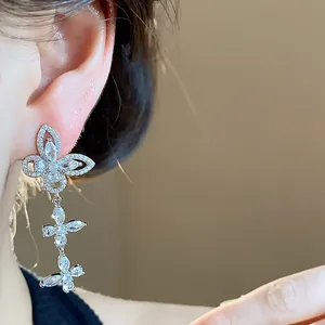 Detailansicht eleganter silberfarbener Schmetterlings-Ohrhänger mit funkelnden Steinen