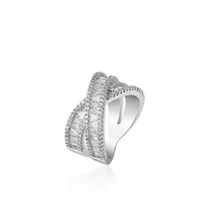 Eleganter 14k weißgold vergoldeter Crossover-Ring mit funkelnden Zirkonia-Steinen