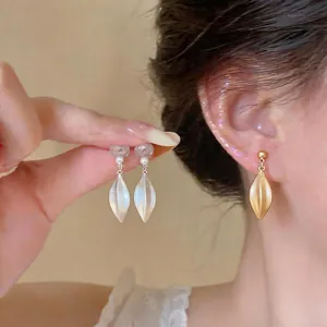 Orecchini a Clip Minimalisti in Rame a Foglia Opaca per Donna Senza Foro Perla Artificiale Galvanizzati Gioielli di Moda Accessori per Orecchie a Forma di U