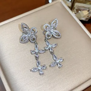 Detailansicht der eleganten Silber-Schmetterlings-Quastenohrringe mit Zirkonia