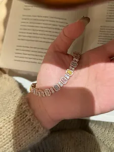 Detailansicht eines Armbands aus Roségold und Zirkonia mit rechteckigen bunten Steinen.