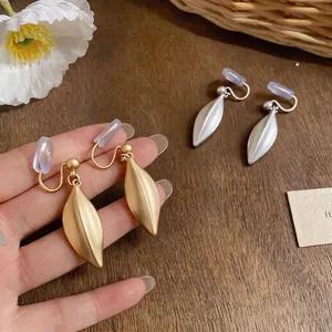 Eleganti orecchini a clip a foglia opaca minimalisti in oro e argento con finitura