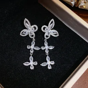 Detailansicht funkelnder Zirkonia-Schmetterling-Ohrringe in einer luxuriösen schwarzen Box