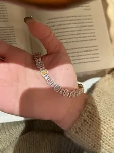 Detailansicht eines eleganten mehrfarbigen Zirkonia-Tennisarmbands an einer Hand