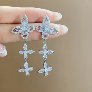 Detailaufnahme eleganter silberner Schmetterlings-Ohrhänger mit Zirkon-Kristallen
