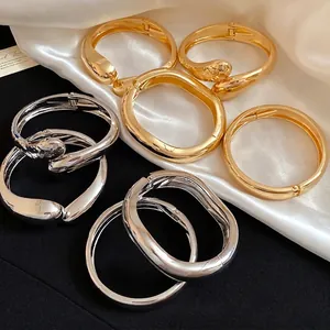 Set di bracciali rigidi in metallo dorato e argento con design a goccia minimalista