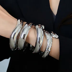 Set di bracciali a polsino aperto a goccia d'argento grossi con un design minimalista e chic