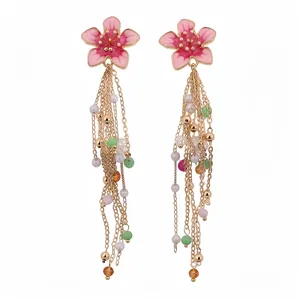 Boucles d'oreilles fleurs en émail rose avec perles colorées et longues chaînes d'or