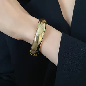 Dettaglio macro che mostra la finitura dorata lucida e il design di questo bracciale