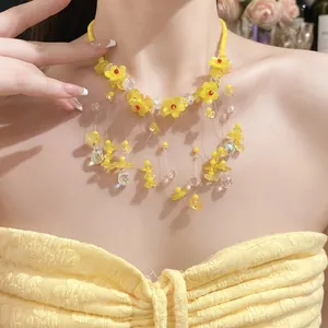 Squisita collana con nappe di perline di fiori in resina gialla, design elegante