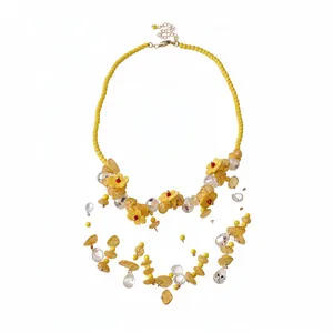 Elegante collana di perline in resina gialla e cristallo con dettagli di nappe floreali