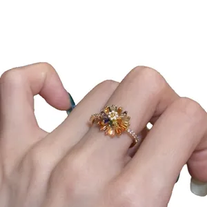 Anello a fiore in zircone colorato placcato oro 18k con eleganti petali fioriti