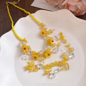 Primo piano dettagliato del design della collana con nappine in resina gialla e cristalli