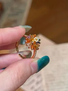 Primo piano di un anello a fiore colorato placcato oro 18 carati con zirconi colorati