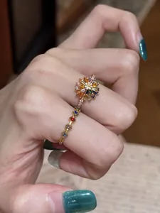 Dettaglio ravvicinato di un anello a fiore in zircone colorato con placcatura in oro 18 carati