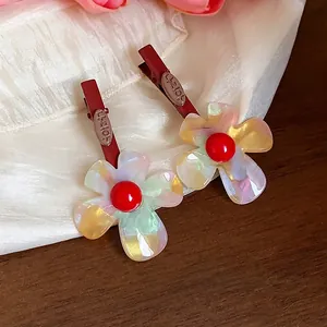 Elegante schillernde Blumen-Haarspangen mit roten Akzenten im süßen Entenschnabel-Stil
