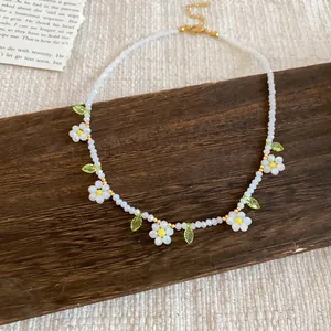 Collana di perline in cristallo bianco con fiori di margherita e ciondoli a foglia