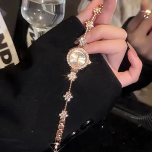 Vintage Gold Tone Alloy Flower Link Bracelet Watch For Women Luxury Rhinestone Inlaid Round Dial Elegant Jewelry Watch