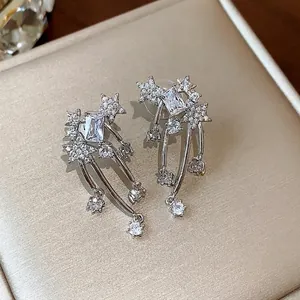 Orecchini a stella in argento scintillante con pietre di zircone dallo stile elegante