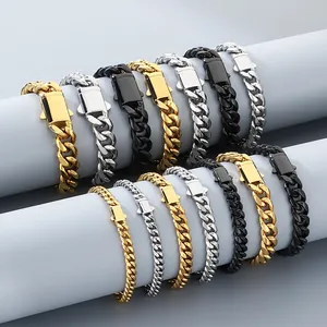 Dettaglio di bracciali a catena cubana lucidi con chiusure a cassetta sicure.