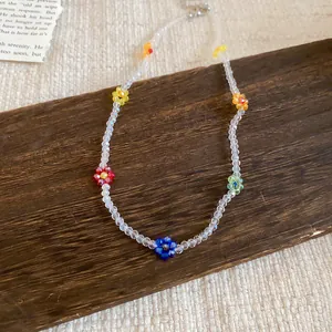 Vista dettagliata di una collana con fiori in perline di cristallo colorate per donna