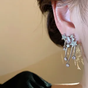 Orecchini a lobo a stella in zircone con nappe e perno in argento sterling 925.