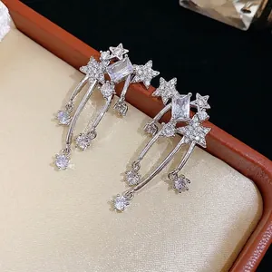 Eleganti orecchini pendenti a stella in zirconi scintillanti con perno in argento