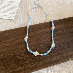 Collana di perle di cristallo dopamina colorata con ciondoli a fiori bianchi