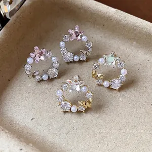 Elegante Zirkon Stern und Perlen Kranz Ohrstecker, 18 Karat vergoldet für Damen.