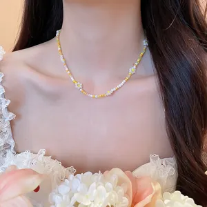 Dettaglio ravvicinato di una dolce collana di perline in cristallo colorato con fiori