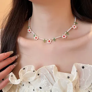 Vista dettagliata di una dolce collana di fiori di perline stile dopamina su un modello