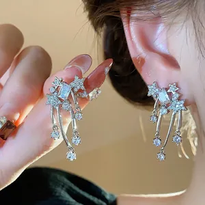 Primo piano macro di orecchini a stella in zircone con eleganti elementi pendenti