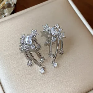 Dettaglio di eleganti orecchini a stella in argento con zirconi cubici scintillanti