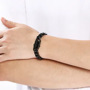 Vista dettagliata di un bracciale a catena cubana nero lucido indossato al polso