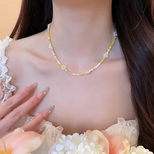 Dettaglio ravvicinato di una vivace collana di cristallo colorata con fiori su modella