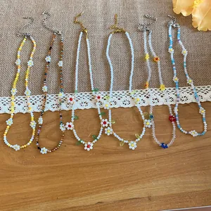 Collezione di collane di fiori in perline di cristallo fatte a mano in vari colori
