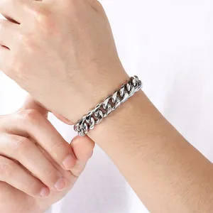 Primo piano dettagliato che mostra la trama lucida di un classico bracciale a catena cubana al polso
