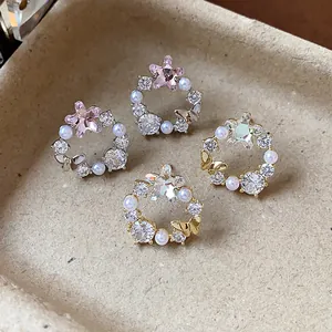 Detailansicht der 18 Karat vergoldeten Stern- und Perlenohrringe mit Zirkonia.