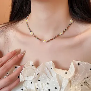 Primo piano di una collana di perline di cristallo colorate con fiori su una modella