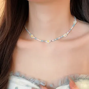 Primo piano di una collana girocollo con fiori di perline di cristallo colorate su modella